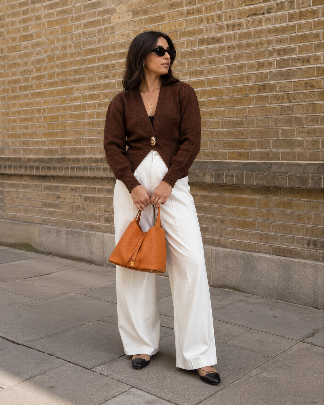 Smart-Casual Chic – Cream V-Neck Cardigan with Gold Buttons