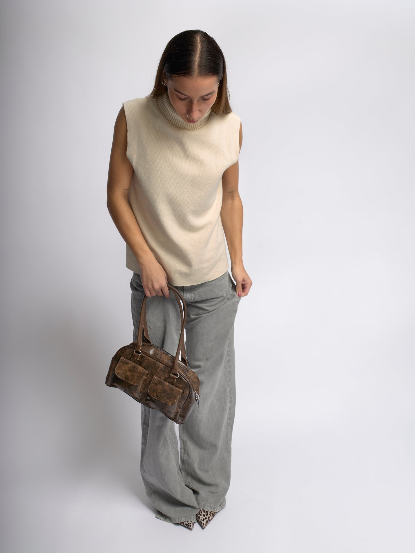 Distressed Leather Shoulder Bag UK – Urban Style for Everyday Use, Smart Casual & Office Wear
