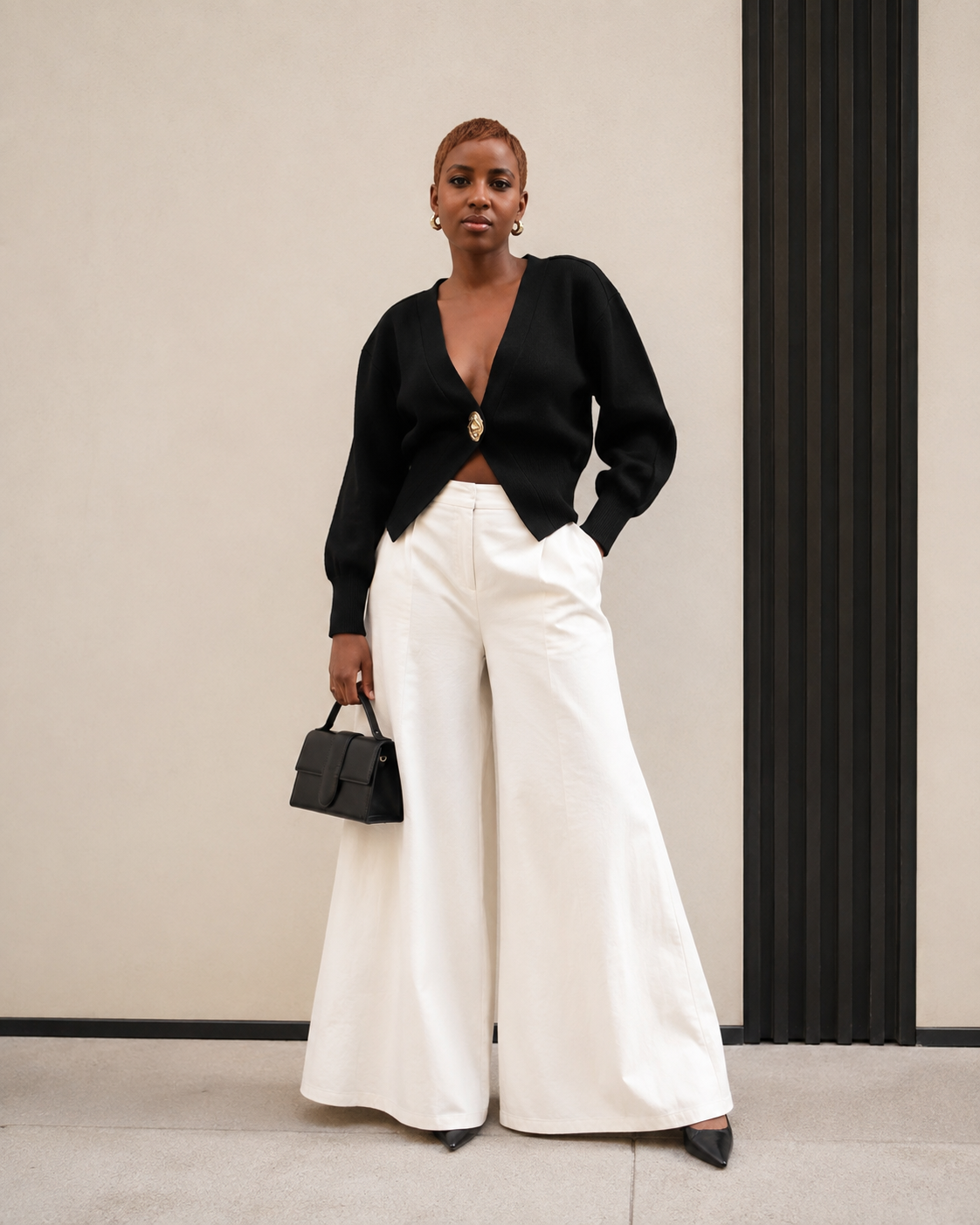 Smart-Casual Chic – Cream V-Neck Cardigan with Gold Buttons