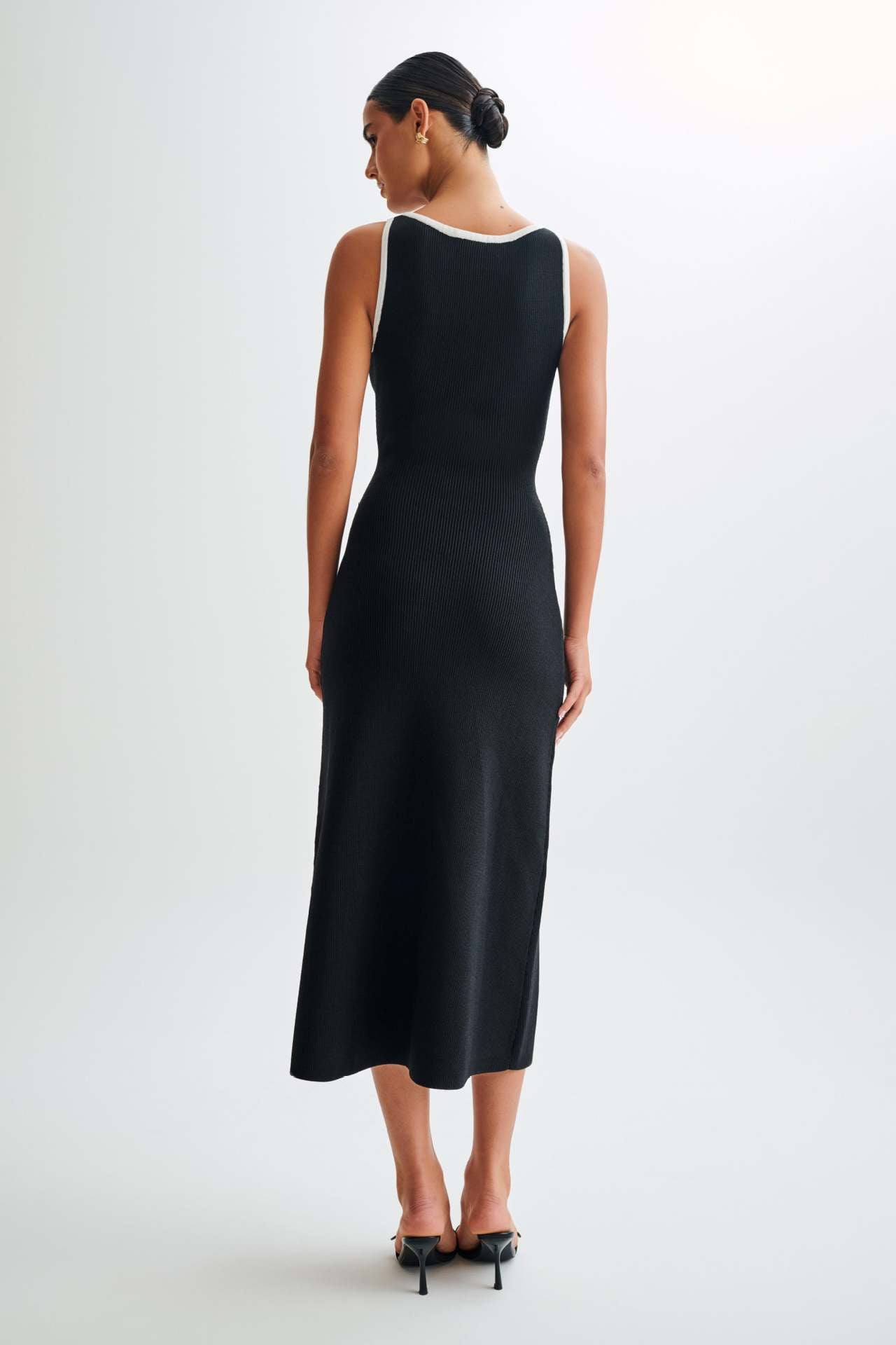 Sleeveless Ribbed Maxi Dress with Button-Down Front for Casual Outings