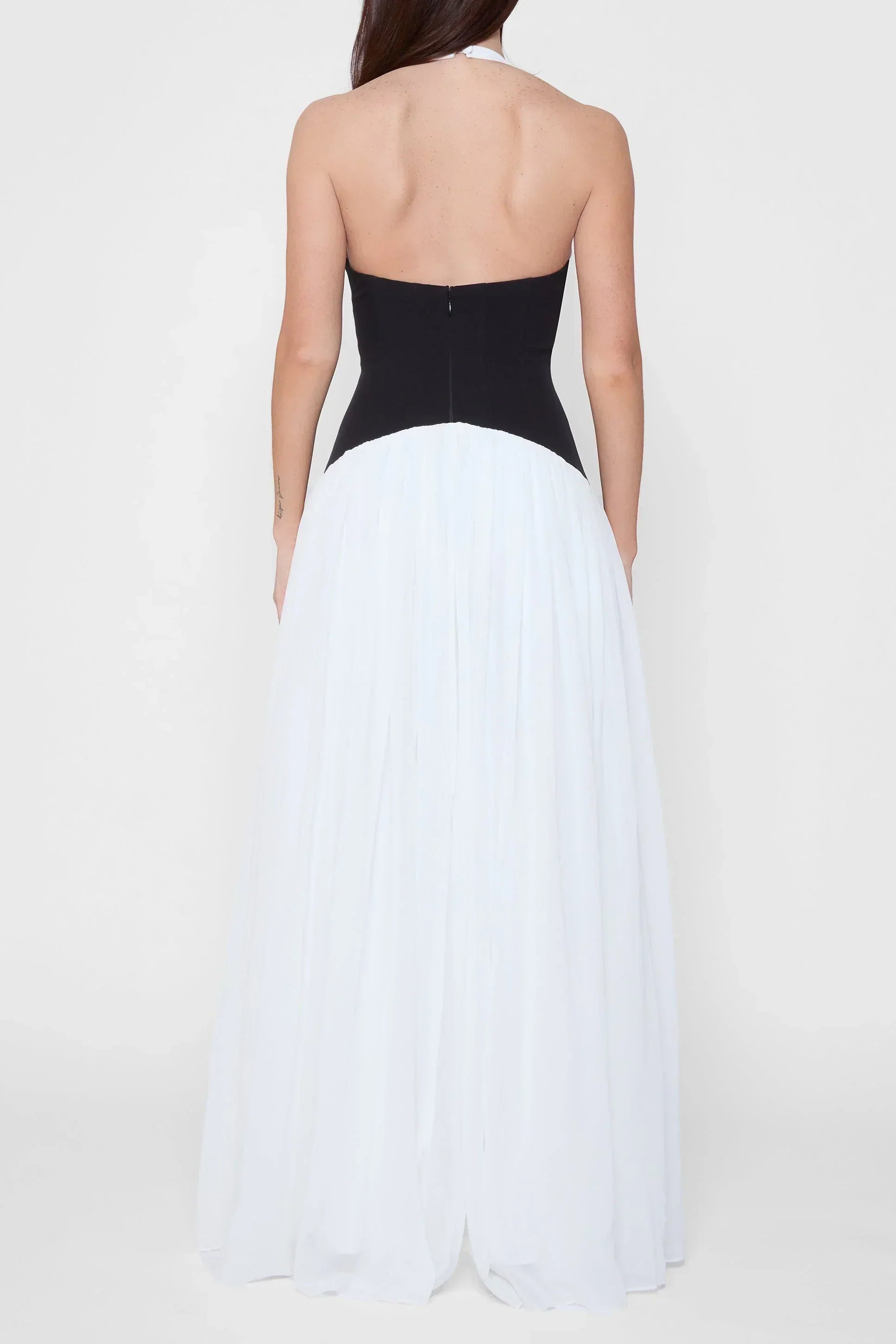 Sculpting Halterneck Maxi Dress with Plunge Neckline for Evening Events