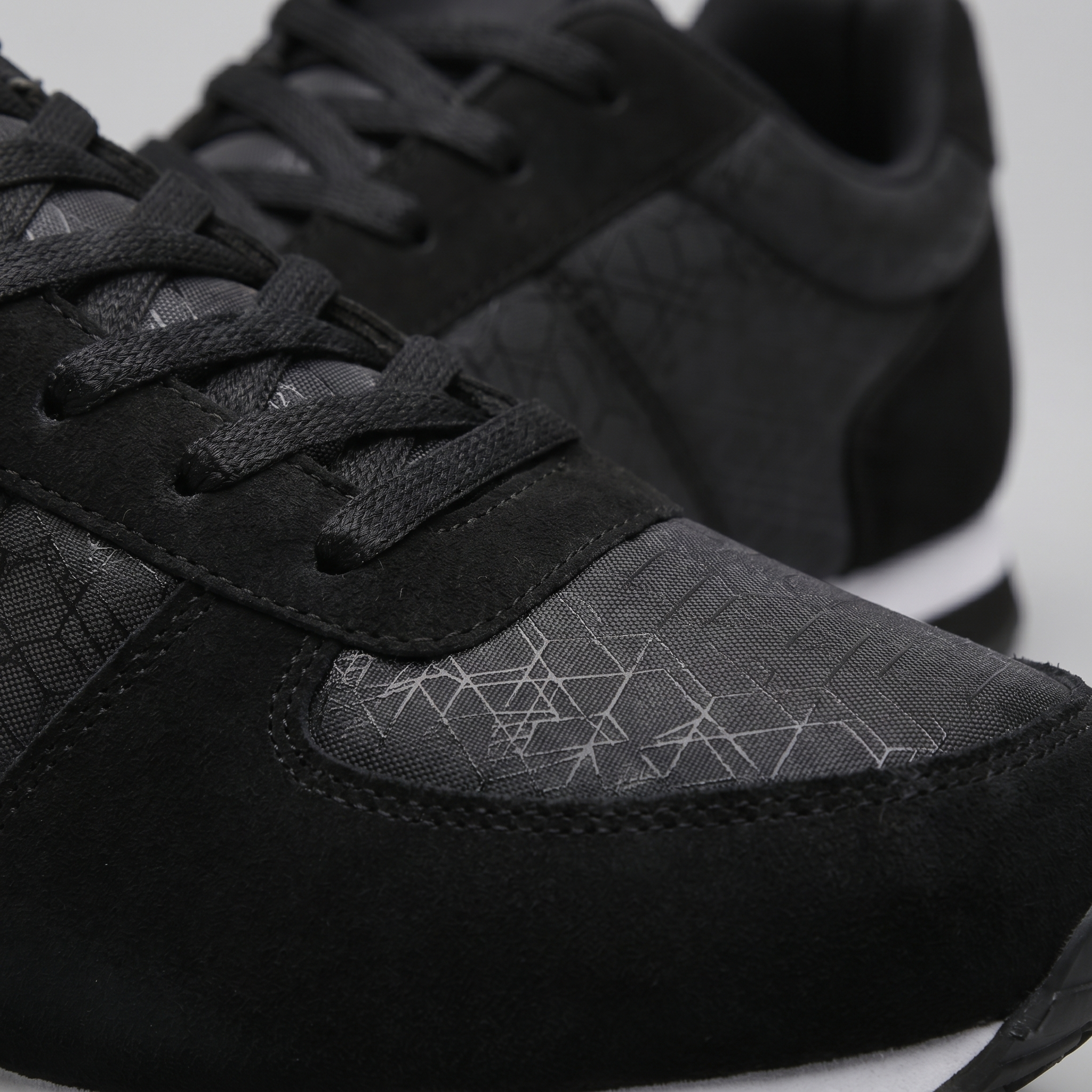 Men's Low-Top Sneakers with Patterned Design for Casual Wear