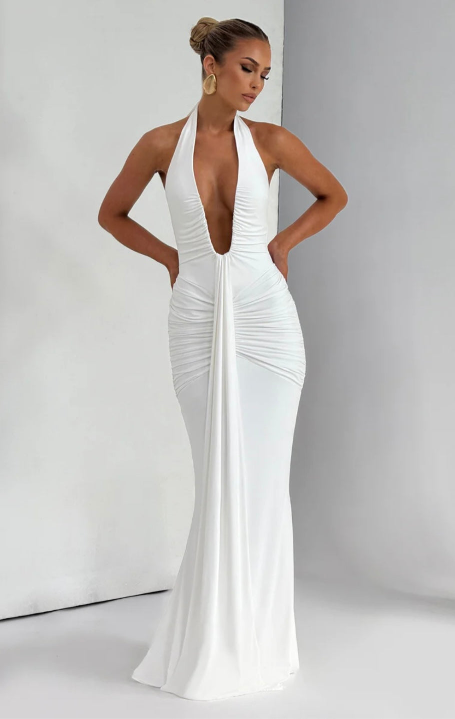 Ruched Bodycon Maxi Dress with Plunging Halter Neck for Evening Events