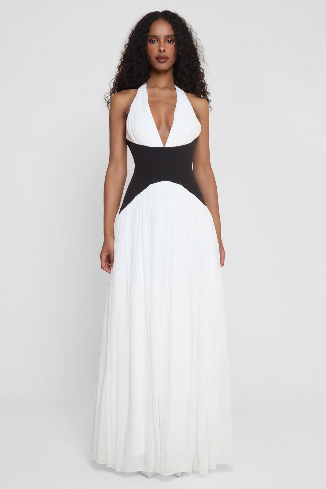 Sculpting Halterneck Maxi Dress with Plunge Neckline for Evening Events